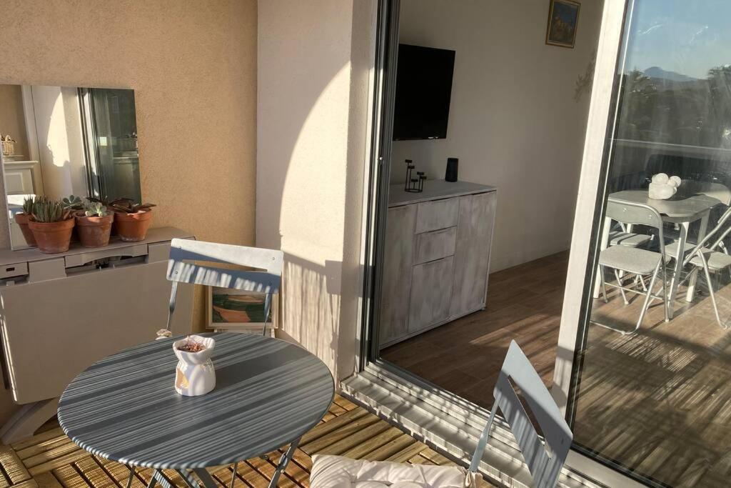 Escapade Au Port Apartamento Hyères Exterior foto